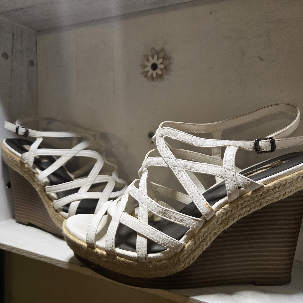 Simply Vera Vera Wang white espadrille wedge sandals. 